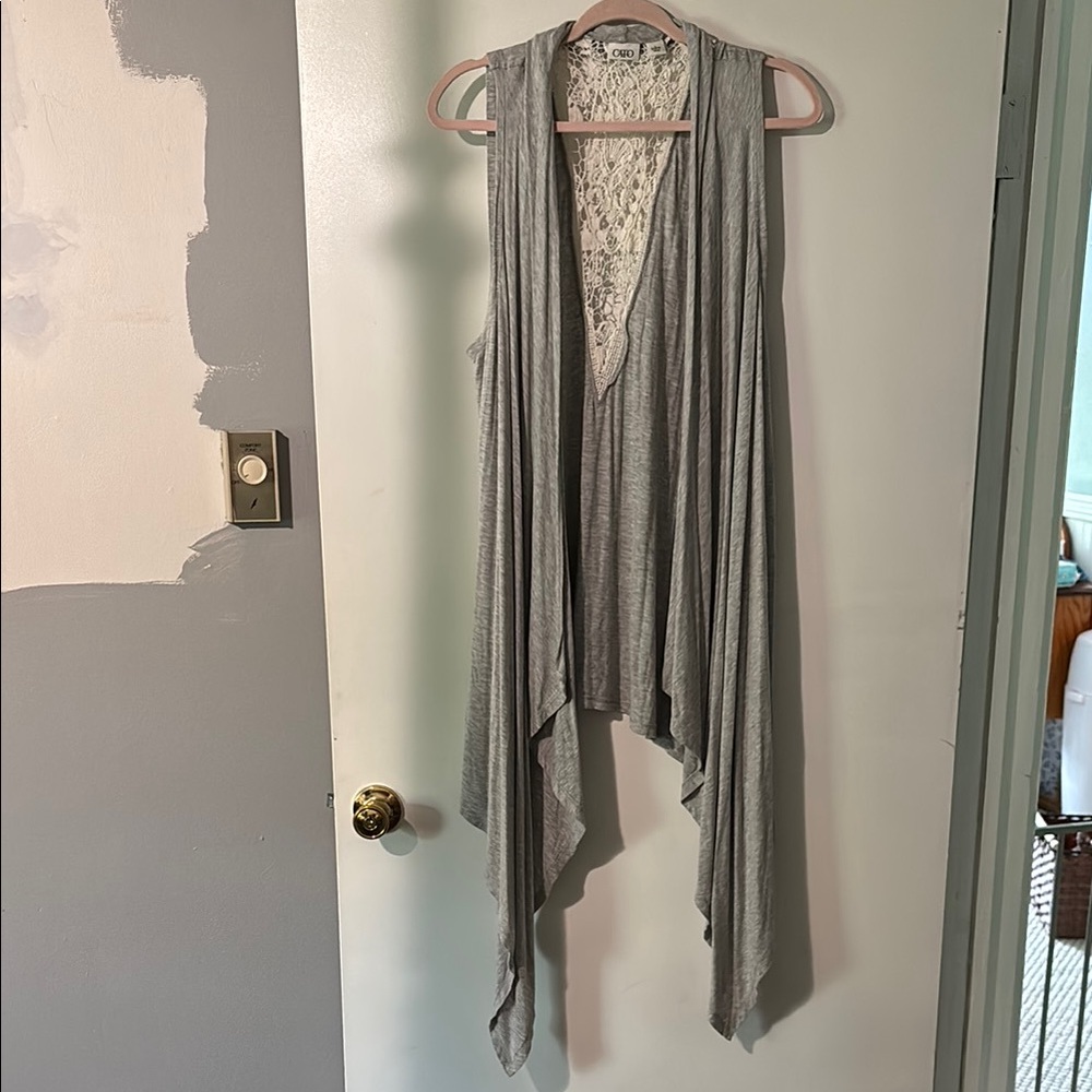 Cato vest, in grey and white. Size L.